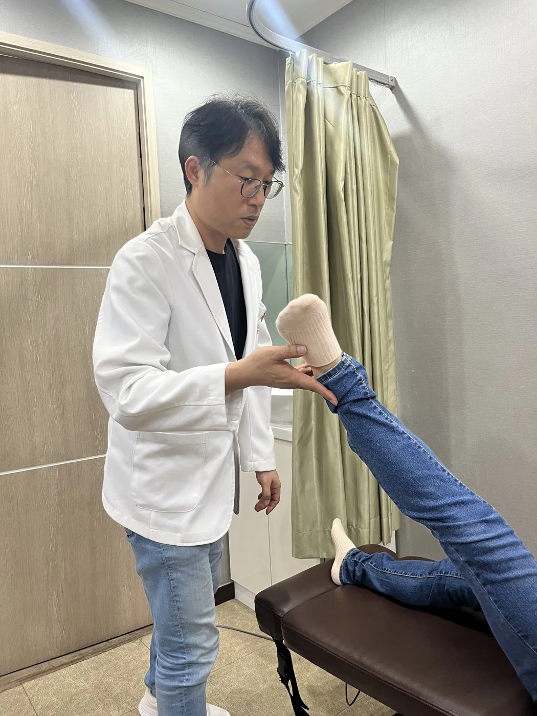 진료 중 몸의 움직임을 확인하는 모습