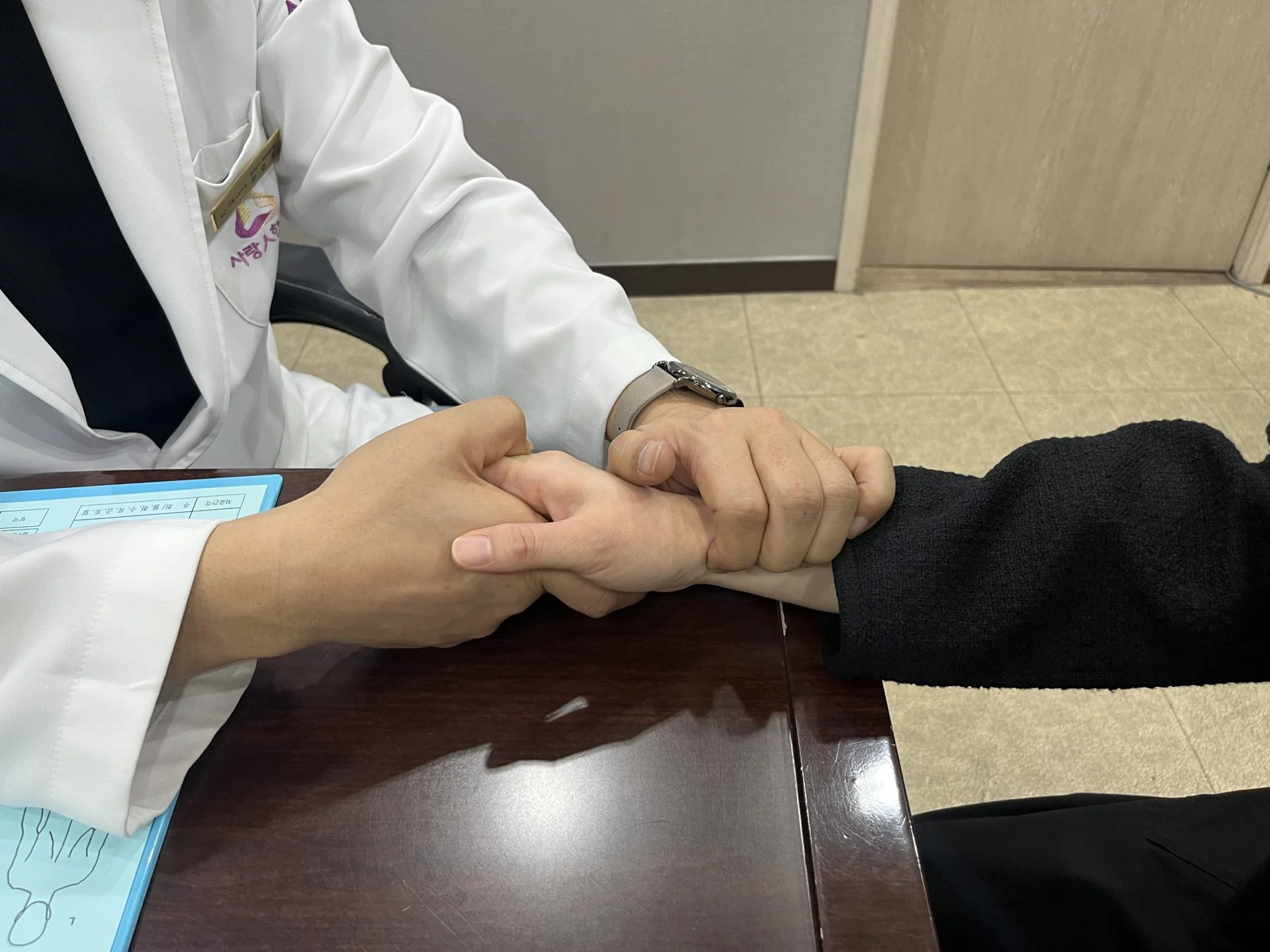 맥진으로 몸 상태를 확인하는 모습